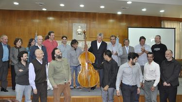 Un mendocino ganó el contrabajo fabricado en San Juan