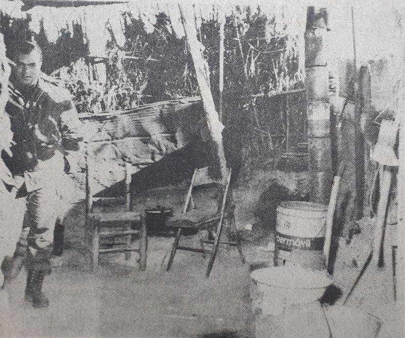 Un policía custodia el lugar donde hallaron sin vida al changarín. Foto de Diario de Cuyo.