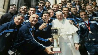 Los abogados subcampeones le llevaron la copa a Francisco