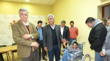 Entregaron audífonos y una silla de rueda postural en Rawson