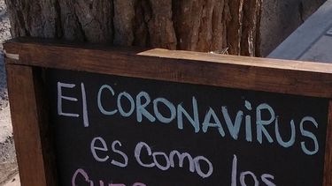 El insólito mensaje que apareció en un cartel en Villa Krause y que es viral