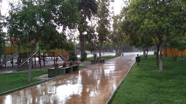 ¡Se largó! Llueve y hasta cae piedra en varios departamentos de San Juan