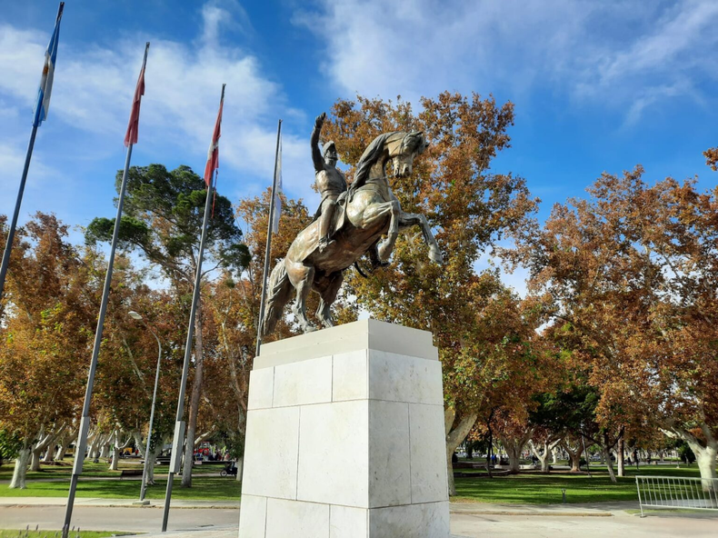 Así se ve hoy el monumento al general San Martín en el Parque de Mayo.
