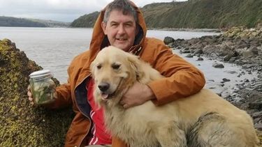 Un pescador galés encontró una rara criatura en un río.