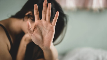 Su expareja se apareció por su casa y la atacó a trompadas y cuchillazos. Imagen ilustrativa