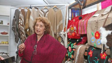 La sanjuanina que sabe tejer en el telar de Doña Paula