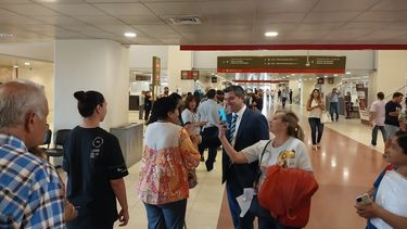 El gobernador Marcelo Orrego conversó con varias personas durante su recorrido por el Centro Cívico.