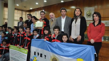 Egresados solidarios recolectaron botellas y ayudaron a pintar la casa SAHNI