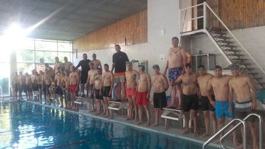 Los bomberos enfrentan el agua para salvar vidas
