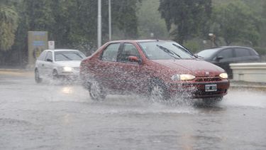 Rawson: Las lluvias provocaron que ceda el relleno de zanjas en la calle
