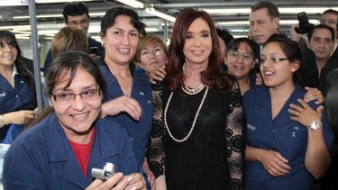 Junto a Gioja y los trabajadores, CFK recorrió Vesuvio previo al acto