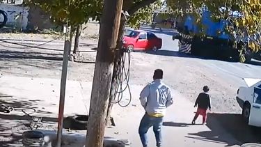 Video: un caucetero iba a ser arrollado por un tren y lo salvó una maniobra de película