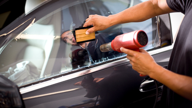 Proponen autorizar el uso de láminas de control solar en autos en San Juan