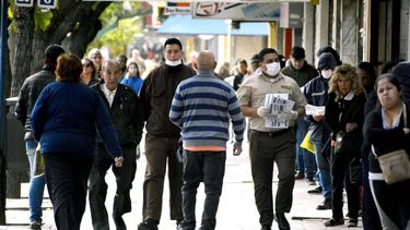 Revuelo en un banco sanjuanino: se descompensó un hombre con supuestos síntomas de coronavirus