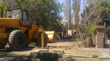 Las topadoras ya derrumban lo construido sobre terrenos municipales