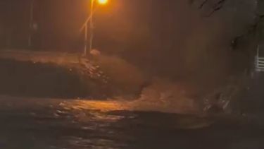 El temporal que azotó en la noche del sábado a Valle Fértil provocó calles anegadas y caídas de árboles.