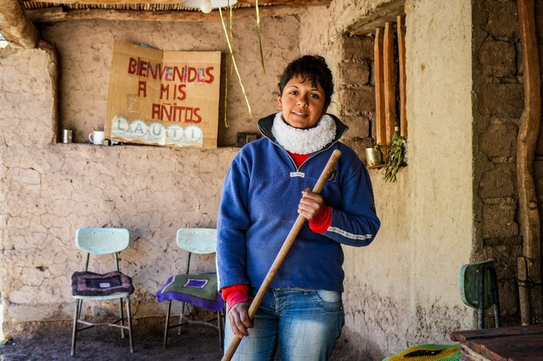 Rocío vive en el pueblo junto a su pareja y su hijo pequeño. Ellos viven de la venta de los cabritos que crían y el camino ayuda a impulsar su trabajo.