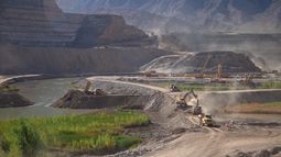 Tras sufrir algunos inconvenientes técnicos que ocasionaron una demora inicial, la estratégica obra de construcción del dique El Tambolar avanza.