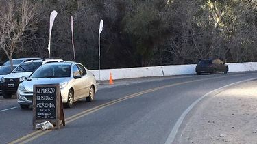Un comerciante colocó un cartel en medio de una de las calles más transitadas de la provincia