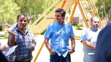 Emilio Baistrocchi, junto a unos vecinos del barrio 5 de Diciembre.