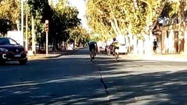 ¡Qué peligro! Un lector filmó ciclistas pasando en rojo en pleno centro
