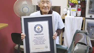 Cada vez hay más japoneses que pasan los 100 años y el país enfrenta una crisis demográfica histórica