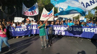 El banderazo de un famoso y el aguante de las abuelas en la Marcha Federal Universitaria en San Juan
