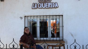 Aly en la puerta de La Querida, su lugar en el mundo en Barreal.