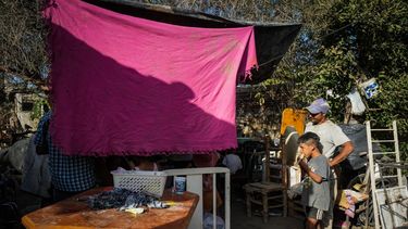 Perdieron todo en un incendio, duermen bajo un olivo y con esfuerzo, intentan reconstruir su hogar