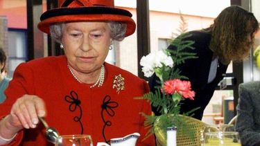 La Reina Isabel II, durante una de las tantas meriendas que compartió en actos sociales