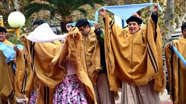 Imágenes que emocionan del pericón por el cumple de San Juan