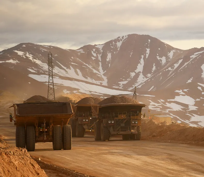 Una mesa, millones de dólares y un final polémico: cómo funcionó la «ley de proveedores» cuando la minería tuvo su época de oro en San Juan