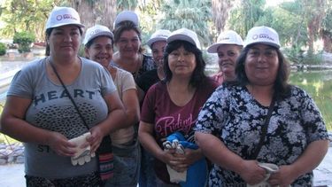 Las mujeres se ponen al hombro la limpieza del Parque de Mayo