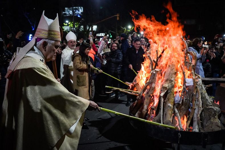 Después de 6 años, mirá cómo volvió la fogata de San Juan Bautista a la  Catedral