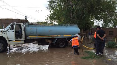 Camiones tanques desagotan diferentes lugares de Capital