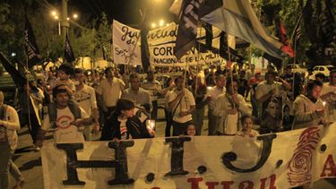 Multitudinaria marcha de antorchas por el día de la memoria