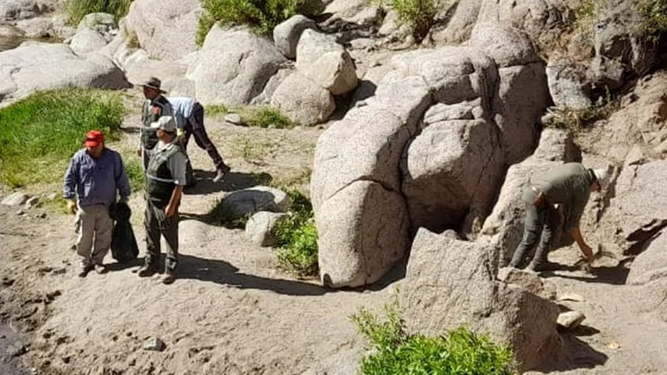 Debieron realizar un importante operativo de limpieza en el Río Las Tumanas, en Valle Fértil, tras el paso del turismo. Fotos: Info Valle Fértil