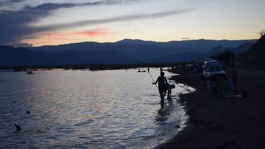 Chapuzón para pocos: una sola playa pública y piletas caras