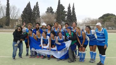 El equipo de hockey sobre césped nuevejulino se consagró campeón