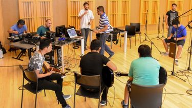 Los músicos locales crean los sonidos del Carrusel del Sol