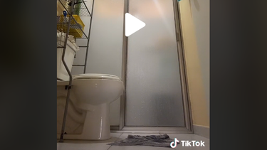 Video paranormal: deja su celular grabando y lo que pasa con la ducha es tremendo