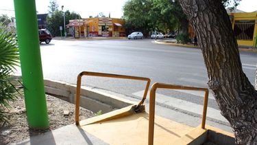 Vándalos destruyeron primero un semáforo y ahora 5 plazas