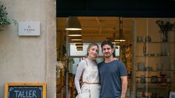 Una pareja de sanjuaninos es furor con su taller boutique de cerámica en Barcelona