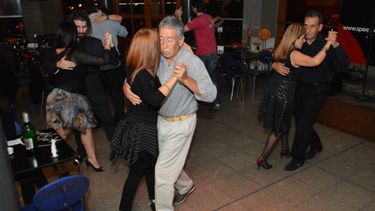 Pasional La Milonga le sacó viruta al piso de Mongo Aurelio