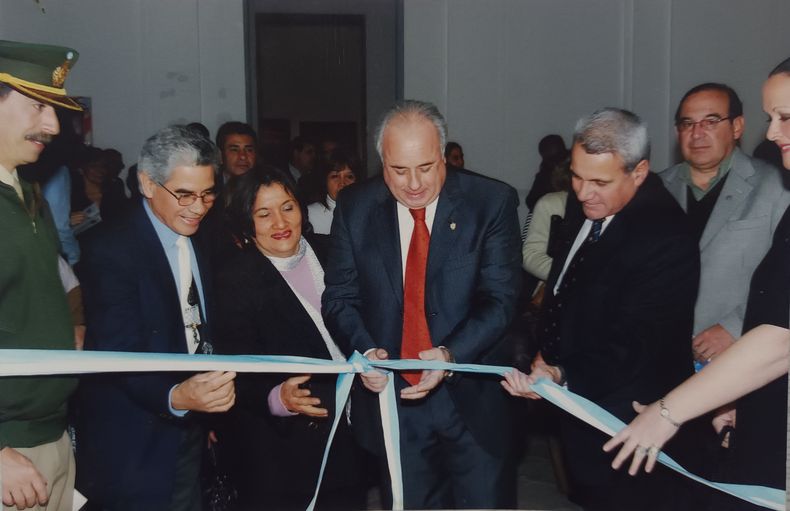 Inauguración de su exposición de fotos del Cruce Sanmartiniano con su esposa, Carmen Reinoso, y el exvice gobernador Marcelo Lima, hoy ministro de la Corte de Justicia de San Juan. Inauguración de su exposición de fotos del Cruce Sanmartiniano con su esposa, Carmen Reinoso, y el exvice gobernador Marcelo Lima, hoy ministro de la Corte de Justicia de San Juan.