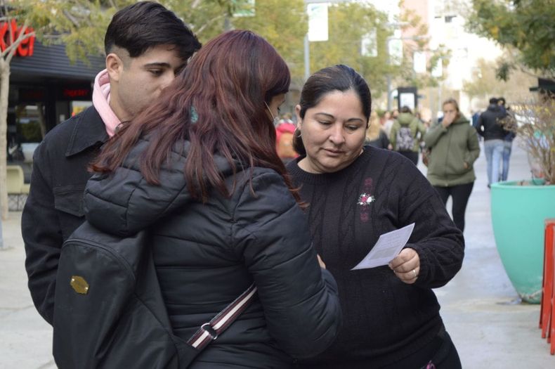 Miembros de 'Mumala' entregando mensajes en el centro sanjuanino