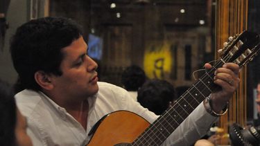 Adrián Tejada: Voz y guitarra cuando se apaga el aire radial