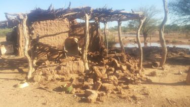 Fans del enduro donan casas hechas con materiales reciclados