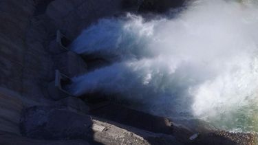 El aliviadero del dique Los Caracoles, desde arriba y con regalito