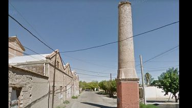 La chimenea que decora el corazón de Rivadavia y recuerda el auge de la era productiva